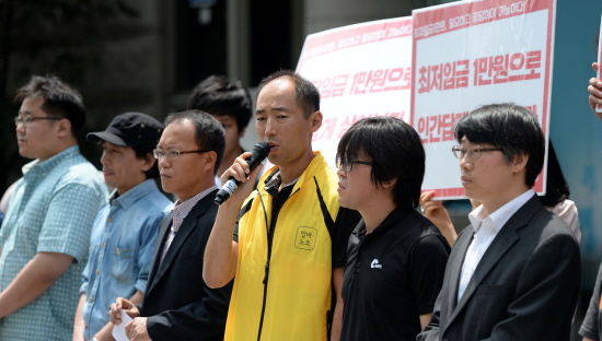 지난 2일 서울 마포구 한국경영자총협회(경총)앞에서 열린 최저임금 국민투표 제안 기자회견에서발언하고 있는 구교현 알바노조 위원장. <사진제공 = 뉴시스>