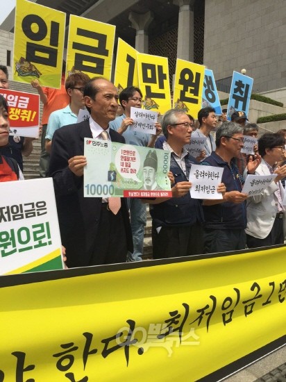 노동,청년, 시민사회계는 최저임금 1만원 인상이 경제민주화이자, 경제성장의 열쇠라고 주장했다.