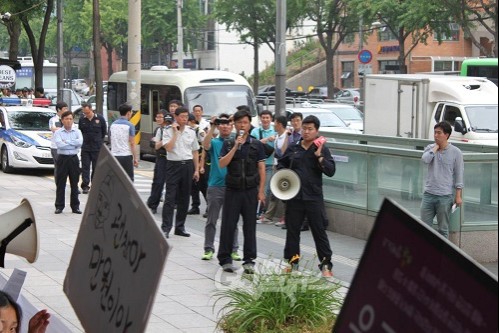 경찰이 경총 앞에서 기습시위를 벌이고 있는 알바노조에 해산명령을 하고 있다. Ⓒ go발뉴스(나혜윤)