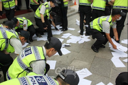 알바노조원 전원 연행 후 바닥에 떨어진 성명서를 줍고 있는 경찰들 ⓒ go발뉴스(나혜윤)