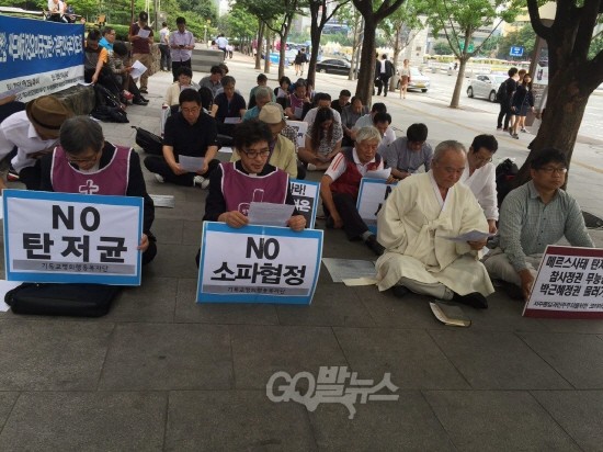 6.25 65주년인 25일 미 대사관 앞에서 탄저균밀반입과 사드배치에 반대하는 시국기도회가 열렸다. ⓒ 'go발뉴스' (김현정)