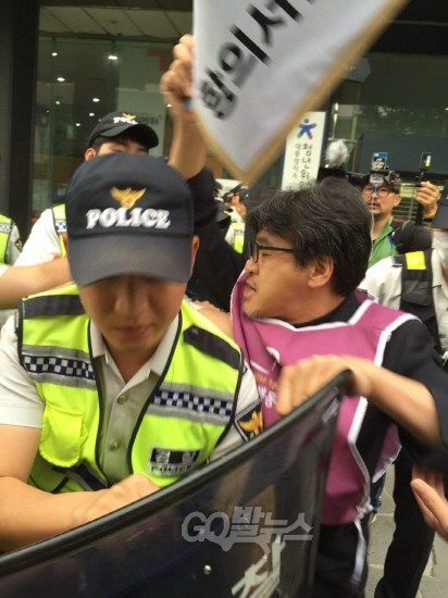 미 대사관에 항의서한을 전달하기 위해 광화문 KT사옥 북쪽 인도에서 경찰에 제지당하는 김봉은 목사 ⓒ ‘go발뉴스’ (김현정)