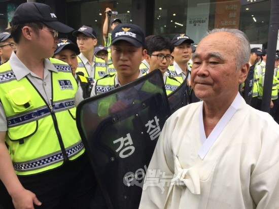 시국기도회를 마치고 미 대사관으로 향하던 문대골 목사님과 경찰병력. ⓒ ‘go발뉴스’ (김현정)