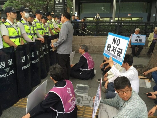 시국기도회를 마친 목자와 신도들이 미 대사관으로 행진하다 경찰병력에 막히자 연좌농성을 벌이고 있다. ⓒ ‘go발뉴스’ (김현정)