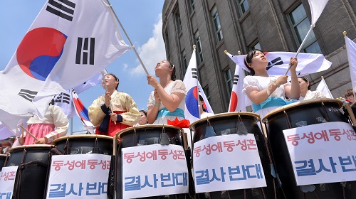 28일 오후 서울 중구 서울광장에서 '2015 퀴어문화축제'가 열린 가운데 광장 밖에서 기독교 단체 회원들이 반대 집회를 하고 있다. <사진제공=뉴시스>