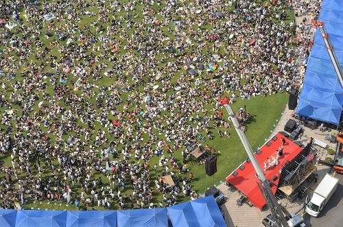 28일 오후 서울 중구 서울광장에서 열린 2015 퀴어문화축제에서 참가자들이 즐거운 시간을 보내고 있다. '사랑하라, 저항하라, 퀴어 레볼루션'을 주제로 지난 9일부터 열린 축제는 이날을 끝으로 3주간의 대장정이 마무리된다. <사진제공=뉴시스>