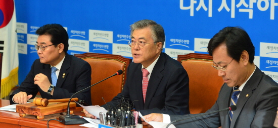 새정치민주연합 문재인 대표는 29일 박근혜 대통령이 새누리당 유승민 원내대표를 겨냥해 '배신의 정치'라고 저격하면서 국민들에게 '선거로 심판해달라'고 호소한 발언이 공직선거법 위반 소지가 있다고 주장했다. <사진제공=뉴시스>