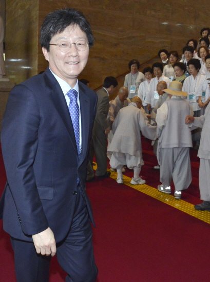 '국회법 개정안' 파동으로 사퇴 압박을 받고 있는 새누리당 유승민 원내대표. 29일 열리는 긴급최고위원회에 참석하기 위해 국회 본청건물로 들어서고 있다. <사진제공=뉴시스>