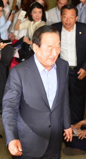 '국회법 개정안' 관련 박근혜 대통령의 호령이 떨어지기 무섭게 새누리당 유승민 원내대표에게 책임을 전가하며 사퇴촉구하는 친박 좌장 서청원 최고위원.<사진제공=뉴시스>