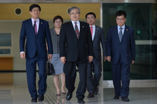 이희호 여사 방북 실무협의를 진행한 김성재 김대중평화센터 이사장 등 방북추진단이 30일 개성에서 북측 실무진과 협의를 마치고 파주 경의선 남북출입사무소를 통해 들어오고 있다. <사진제공=뉴시스>