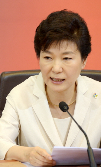 지난 달 25일 국무회의 석상에서 새누리당 유승민 원내대표를 '선거로 심판해달라'고 발언하는 박근혜 대통령. <사진제공=뉴시스>