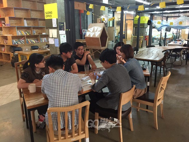 불광동 청년허브에 위치한 미닫이 사무실에서 회의를 하고 있는 청년유니온 김민수 위원장과 집행위원들.