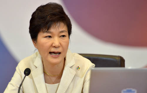 박근혜 대통령이 지난달 25일 오전 청와대에서 열린 국무회의에서 국회와 여야를 비판하며 굳은 표정으로 국회법 개정안 거부권 행사 발언을 하고 있다. © 청와대