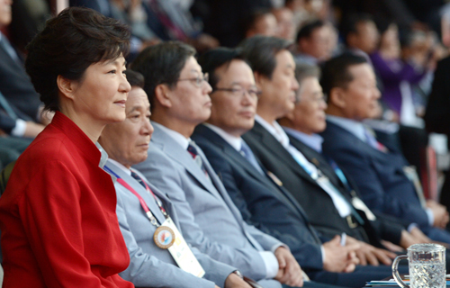 박근혜 대통령이 지난 3일 오후 '2015 광주 하계유니버시아드대회' 개막식에 참석해 문화행사를 보고 있다. 왼쪽부터 박 대통령, 윤장현 조직위원장, 김황식 공동위원장, 정의화 국회의장, 새누리당 김무성 대표최고위원, 새정치민주연합 문재인 대표, 김정행 대한체육회장.<사진제공=뉴시스>