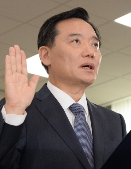 7일 국회에서 열린 인사청문회에서 선서하고 있는 김현웅 법무부장관 후보자. <사진제공=뉴시스>