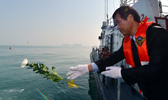 지난 4월 세월호 참사1주기를 앞두고 사고 해역에서 헌화하는 세월호특조위원. <사진제공=뉴시스>