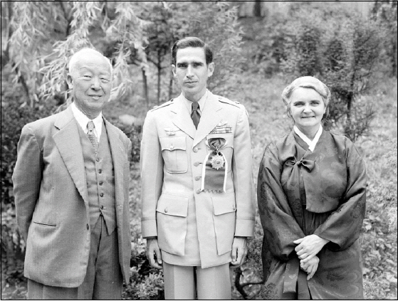 이승만이 헤스 중령에게 한국 근무기간 동안 세운 공적을 치하하며 은성무공훈장과 대한민국 공군 조종사 휘장을 수여한 뒤 프란체스카와 기념촬영을 하는 모습.<사진제공=뉴시스>