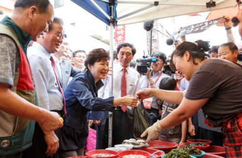 박근혜 대통령이 15일 울산 태화종합시장을 방문, 해산물을 구매하고 있다. <사진제공 = 청와대>