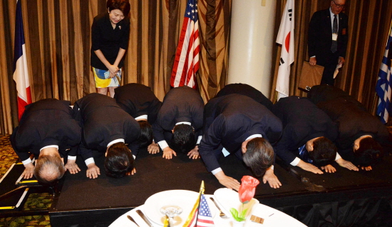큰절하는 김무성 새누리당 대표와 방미단. <사진제공=뉴시스>