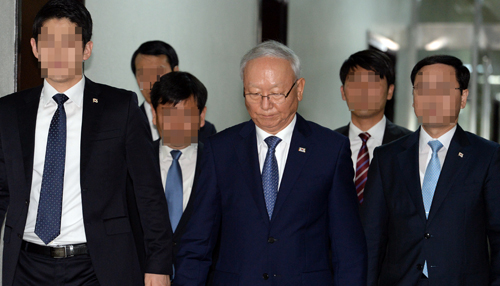 국정원의 해킹프로그램 의혹과 관련, 국회의 진상조사가 시작된 27일 오후 서울 여의도 국회에서 열린 정보위원회 정회 후 이병호 국가정보원장이 다시 회의실로 향하고 있다. <사진제공=뉴시스>