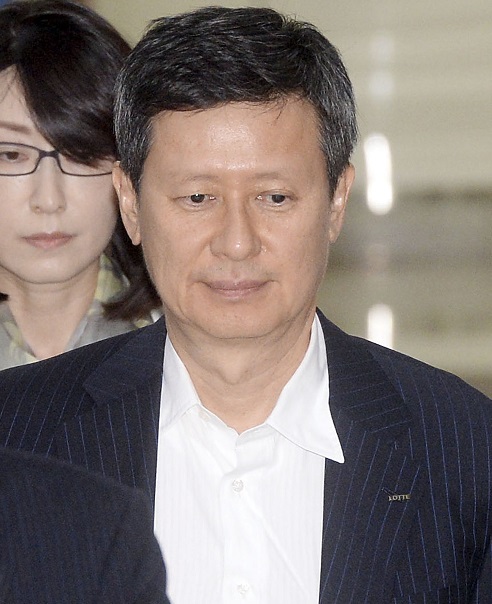 롯데그룹 후계를 놓고 일본에서 '왕자의 난'을 벌인 신동주 전 일본 롯데홀딩스 부회장이 29일 김포공항을 통해 귀국하고 있다. <사진제공=뉴시스>