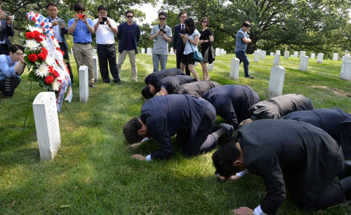 미국 순방중인 새누리당 김무성 대표가 26일(현지시각) 워싱턴D.C. 알링턴 국립묘지를 방문, 낙동강 전선 영웅으로 유명한 월턴 워커 장국 묘지를 찾아 큰 절을 하고 있다. <사진제공=뉴시스>