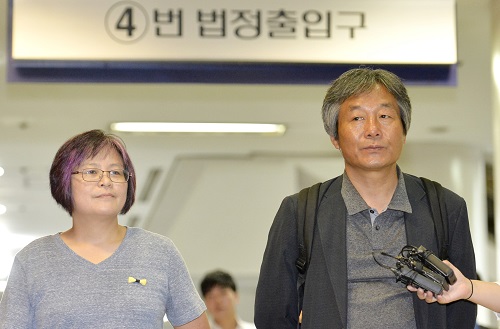 지난 16일 4.16연대의 박래군 상임운영위원과 김혜진 운영위원이 영장실질심사를 받기 위해 서울중앙지방법원 법정으로 들어서며 기자들의 질문에 답변을 하고 있다. <사진제공=뉴시스>