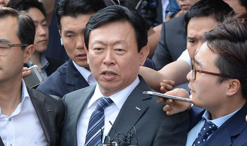 신격호 롯데그룹 총괄회장의 차남 신동빈 롯데그룹 회장이 3일 오후 서울 강서구 방화동 김포국제공항 국제선 입국장에 들어와 취재진의 질문을 받고 있다. <사진제공=뉴시스>