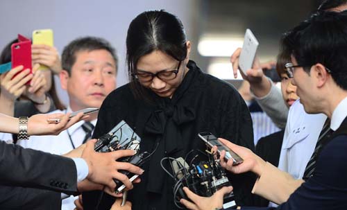 '땅콩회항' 사건으로 항소심에서 징역 10월에 집행유예 2년을 선고받고 석방된 조현아 전 대한항공 부사장이 지난 5월 22일 서울 서초동 서울중앙지법에서 나오고 있다.