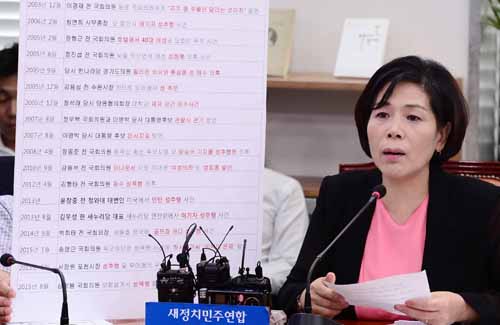 새정치민주연합 최민희 의원이 4일 오전 서울 여의도 국회에서 열린 원내대책회의에서 심학봉 의원의 성폭력 의혹 관련 현안 발언을 하고 있다. <사진제공=뉴시스>