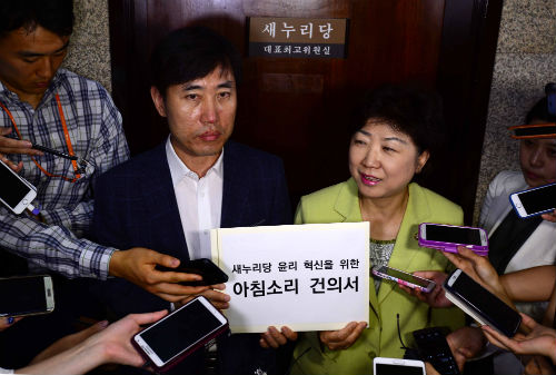 새누리당 초.재선 쇄신 의원 모임인 '아침소리' 소속 하태경, 박인숙 의원이 6일 오전 서울 여의도 국회 당 대표실 앞에서 김무성 대표에게 건의서를 전달하기 전 취재진의 질문에 답변하고 있다. <사진제공 = 뉴시스>