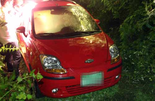 지난달 18일 국정원 해킹 의혹과 관련해 유서를 남기고 숨진 국정원 직원 임모 과장이 발견된 빨간색 마티즈 차량. <사진제공=뉴시스>