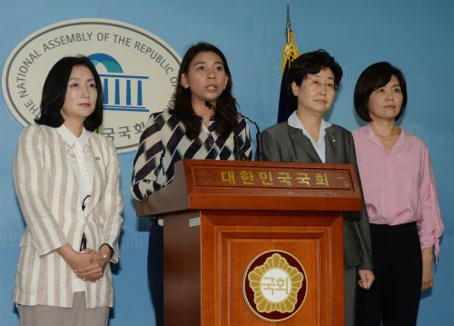 새누리당 여성의원모임인 '새누리 20' 문정림, 이자스민, 황인자, 민현주(왼쪽부터) 의원이 7일 오전 서울 여의도 국회 정론관에서 성폭행 사건과 관련 탈당한 심학봉 전 의원의 당 대응과 후속 수습 방안 논의 회의를 마친 뒤 브리핑 하고 있다. <사진제공 = 뉴시스>