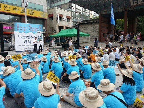 지난해 교육감 선거에서 상대 후보였던 고승덕 변호사의 미국 영주권 의혹을 제기해 1심에서 당선무효형을 받은 조희연 서울시 교육감이 7일 오후 서울 서초구 서초중앙로 서울고등법원에서 열리는 항소심 결심 공판을 받기 위해 지지자들과 함께 법원으로 들어서고 있다. <사진제공=뉴시스>