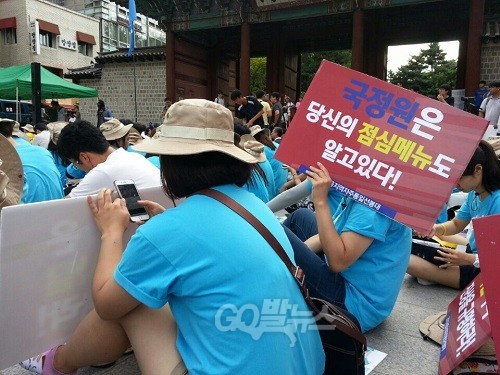 지난해 교육감 선거에서 상대 후보였던 고승덕 변호사의 미국 영주권 의혹을 제기해 1심에서 당선무효형을 받은 조희연 서울시 교육감이 7일 오후 서울 서초구 서초중앙로 서울고등법원에서 열리는 항소심 결심 공판을 받기 위해 지지자들과 함께 법원으로 들어서고 있다. <사진제공=뉴시스>