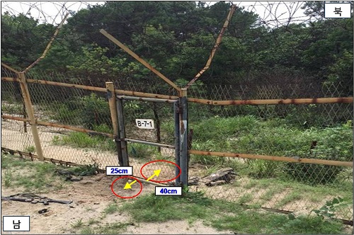 지난 4일 비무장지대(DMZ)에서 우리 군 수색대원 2명에게 중상을 입힌 지뢰폭발사고는 군사분계선(MDL)을 몰래 넘어온 북한군이 파묻은 목함지뢰가 터진 것으로 조사됐다. 국방부는 10일 브리핑에서 통문과 횡보 사이 14cm 공간이 있어 북한군이 통문 남쪽에 진입, 목함지뢰를 매설했을 것으로 추정했다. 사진은 합참이 공개한 사고현장 모습. 2015.08.10. (사진제공=뉴시스)