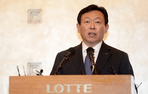 신동빈 롯데그룹 회장이 11일 오전 서울 중구 롯데호텔에서 기자회견을 열고 롯데의 불투명한 지배구조 개선에 대한 의지를 밝히며 대국민 사과문을 발표하고 있다. <사진제공=뉴시스>