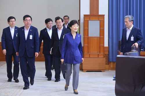 박근혜 대통령이 13일 오전 청와대에서 열린 제35회 임시 국무회의를 위해 회의실로 들어오고 있다. <사진제공=뉴시스>