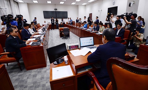 국회 윤리특별위원회가 13일 전체회의를 열어 성폭행 혐의로 검찰 수사를 받고 있는 새누리당 출신 심학봉 의원에 대한 징계요구안을 상정한다. 사진은 이날 서울 여의도 국회에서 열린 윤리특위 전체회의 모습.<사진제공=뉴시스>