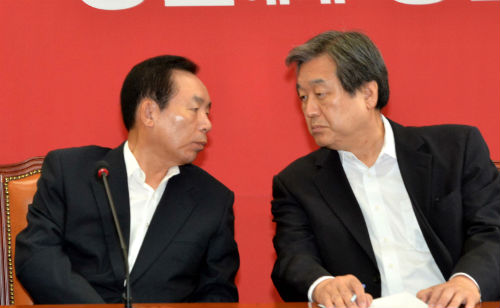 서울 여의도 국회 새누리당 대표실에서 열린 최고위원회의에서 김무성 대표와 이인제 최고위원이 이야기를 나누고 있다. <사진제공 = 뉴시스>