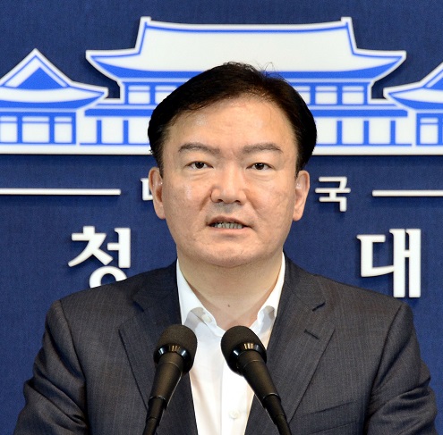 북한의 포격 도발로 인한 대치상황과 관련해 남북 고위급 접촉 회담이 진행중인 23일 새벽 청와대 춘추관에서 민경욱 청와대 대변인이 브리핑을 하고 있다. <사진제공=뉴시스>