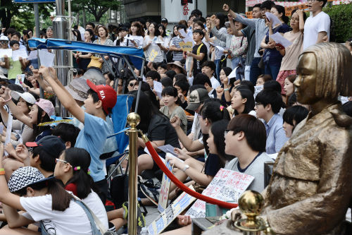19일 오후 서울 종로구 일본대사관 앞에서 열린 1192차 일본군 위안부 문제 해결을 위한 정기수요시위에서 길원옥, 김복동 할머니와 참가자들이 일본의 사과와 배상을 요구하는 구호를 외치고 있다. <사진제공 = 뉴시스>