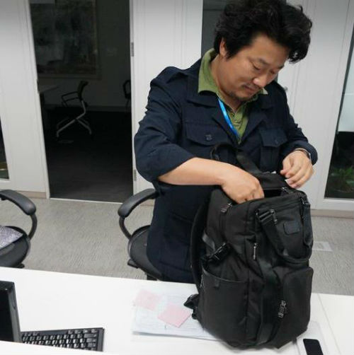 지난 4일 사측으로부터 중징계 처분을 받고 짐을 싸고 있는 이상호 기자 <사진출처=MBC 노조>