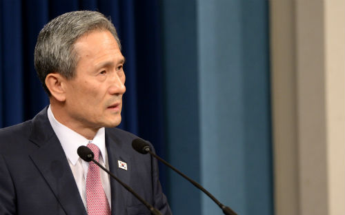 김관진 청와대 국가안보실장이 25일 오전 청와대 춘추관 브리핑룸에서 남북 공동합의문을 발표하고 있다. <사진제공 = 뉴시스>