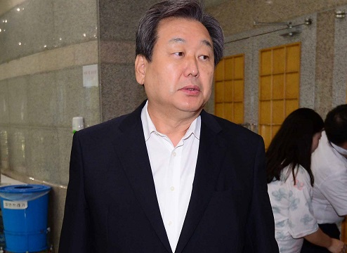 새누리당 김무성 대표가 26일 오전 충남 천안 우정공무원교육원에서 열린 2015 새누리당 국회의원 연찬회를 마친 후 강당을 나서고 있다. <사진제공=뉴시스>