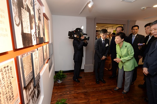 박근혜 대통령이 지난 4일 오전 중국 상하이 대한민국 임시정부청사 재개관식에 참석, 전시실 기록물을 둘러보고 있다. <사진제공=뉴시스>