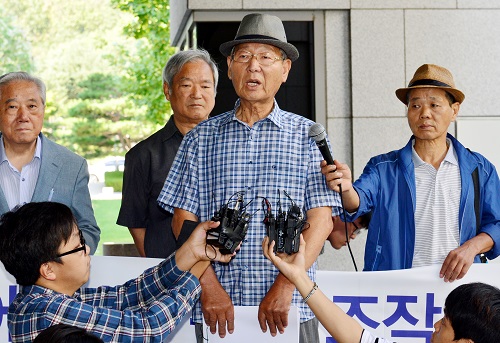 故 허원근 일병 사망 사건이 자살로 판결된 10일 오전 서울 서초구 대법원에서 허 일병의 부친 허영춘씨(76)가 입장을 밝히고 있다. <사진제공=뉴시스>