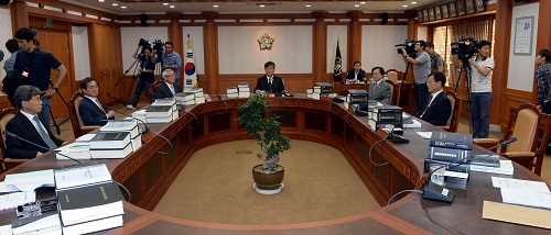 14일 오후 경기도 과천시 중앙선거관리위원회에서 이인복 중앙선거관리위원장이 최경환 부총리와 정종섭 행정자치부 장관의 공직선거법 위반사항에 대해 중앙선관위 전체회의를 시작하고 있다. <사진제공=뉴시스>