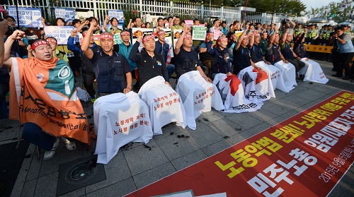 서울청사 앞에서 열린 '박근혜의 꼭두각시 노사정야합 조인식 저지 및 대표자 투쟁 결의대회'에서 민주노총 임원 등 중앙집행위원회 대표 및 간부들이 삭발식 후 구호를 외치고 있다. <사진제공=뉴시스>