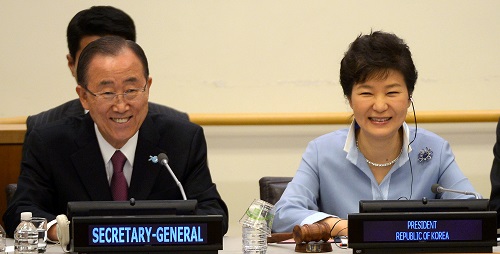 박근혜 대통령과 반기문 유엔 사무총장이 지난 26일(현지시간) 오후 유엔 컨퍼런스룸에서 열린 새마을 운동 고위급 특별행사에서 참석자들과 인사를 나누고 있다. <사진제공=뉴시스>